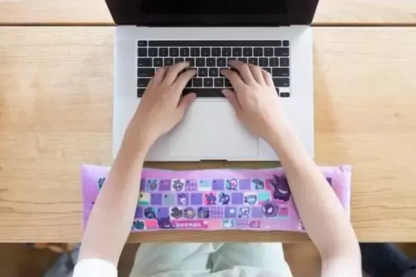 「『ポケモン』ゲンガーがPCクッションになって登場！作業が終わるまで「くろいまなざし」で逃げられない！？」の画像