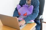 「『ポケモン』ゲンガーがPCクッションになって登場！作業が終わるまで「くろいまなざし」で逃げられない！？」の画像3