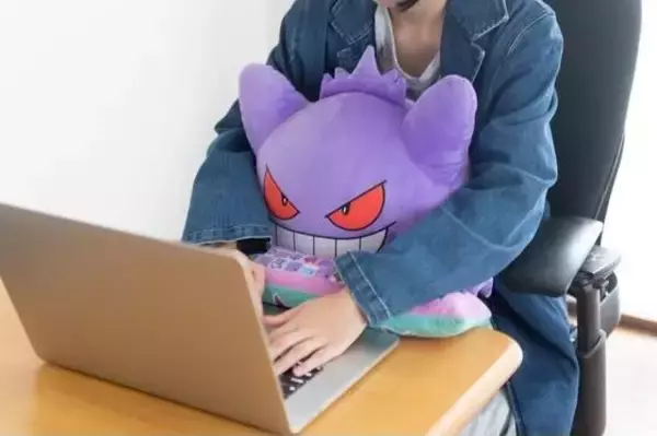 「『ポケモン』ゲンガーがPCクッションになって登場！作業が終わるまで「くろいまなざし」で逃げられない！？」の画像