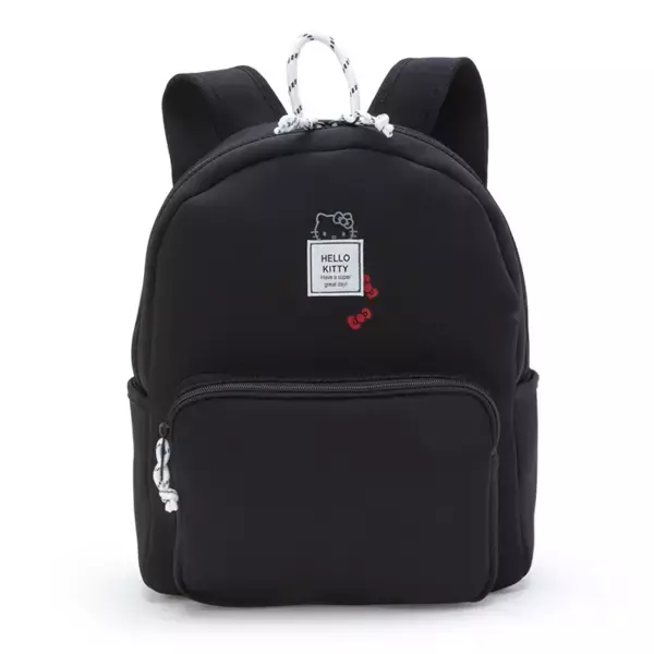 「『サンリオ』黒ベースに赤いリボンのワンポイントが可愛いバッグ４種登場！型くずれしにくい上に軽量のネオプレン素材」の画像