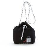 「『サンリオ』黒ベースに赤いリボンのワンポイントが可愛いバッグ４種登場！型くずれしにくい上に軽量のネオプレン素材」の画像3