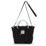 「『サンリオ』黒ベースに赤いリボンのワンポイントが可愛いバッグ４種登場！型くずれしにくい上に軽量のネオプレン素材」の画像4