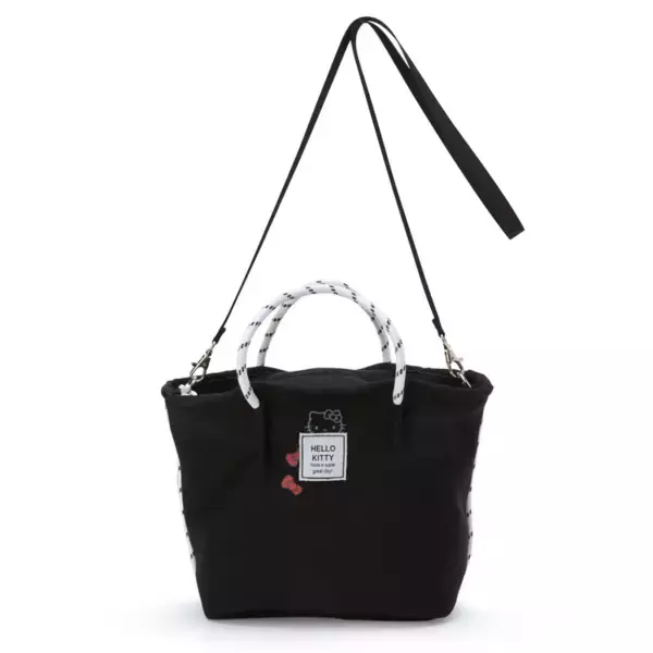 「『サンリオ』黒ベースに赤いリボンのワンポイントが可愛いバッグ４種登場！型くずれしにくい上に軽量のネオプレン素材」の画像