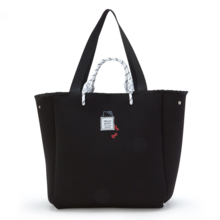 『サンリオ』黒ベースに赤いリボンのワンポイントが可愛いバッグ４種登場！型くずれしにくい上に軽量のネオプレン素材