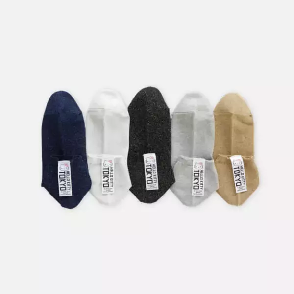 「『サンリオ』x「靴下屋」コラボソックスが販売決定！クールなストリートライク&キャラがお寿司になったキュートなデザイン」の画像