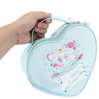 『サンリオ』シナモロール&クロミのコスメポーチが登場！レースアップやリボンが可愛い全6種