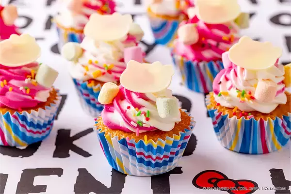 「「ハローキティ」ヒルトン東京でスイーツビュッフェ開催！アートが飾られるギャラリー風空間が魅力」の画像