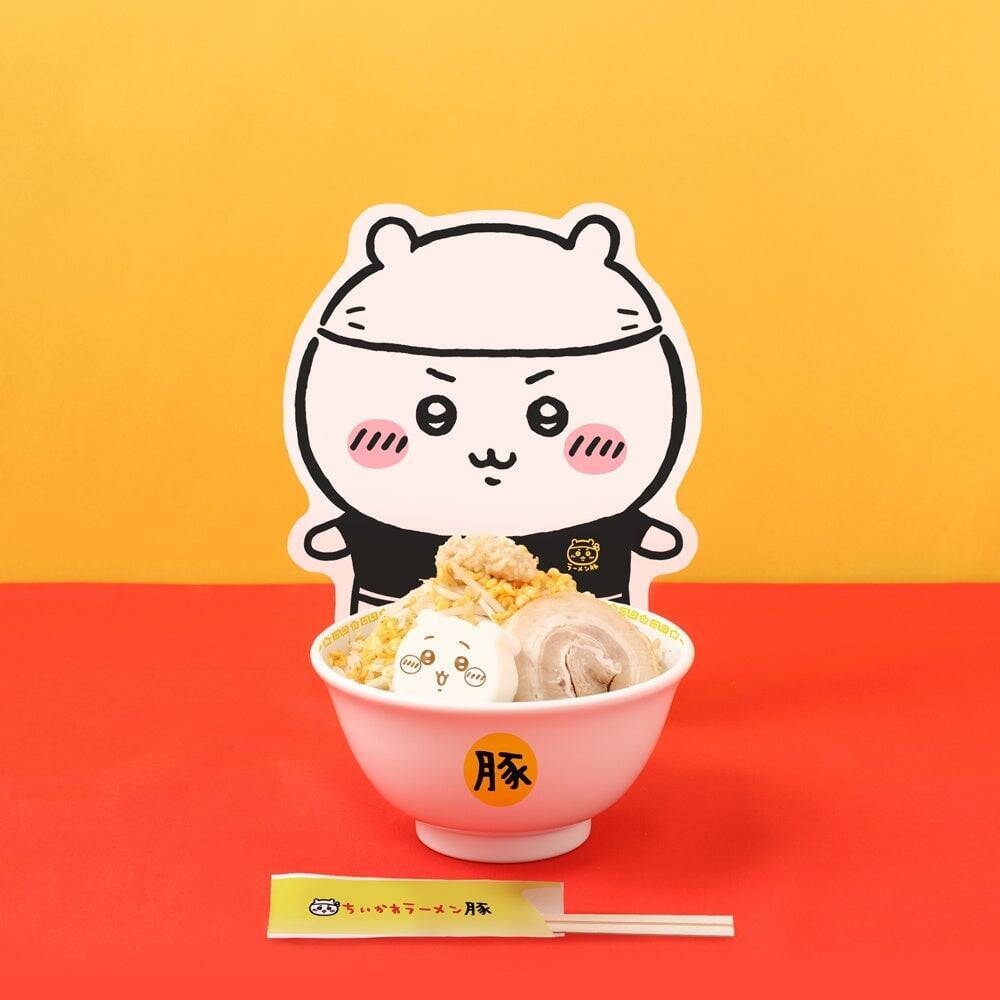 「ちいかわラーメン 豚」新作メニュー“油そば”が期間限定で登場！古本屋ノベルティステッカー＆油そば皿も新発売