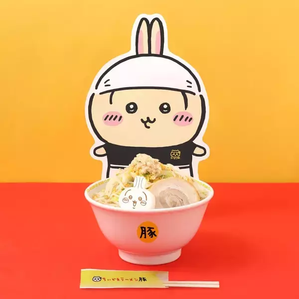 「「ちいかわラーメン 豚」新作メニュー“油そば”が期間限定で登場！古本屋ノベルティステッカー＆油そば皿も新発売」の画像