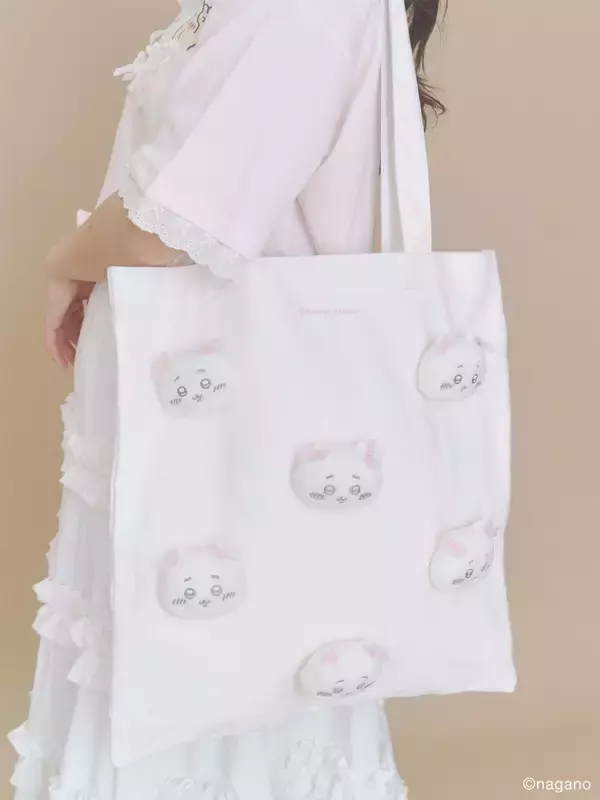 「『ちいかわ』×merry jennyコラボが7月15日発売！ちいかわ達の立体マスコット付きリボントート＆ゆめかわTeeが登場」の画像
