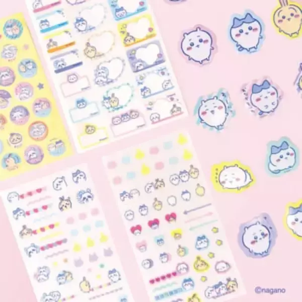 「ダイソーに「ちいかわ」限定グッズが新登場！巾着・缶バッジ・ステッカーなど豊富なラインナップ」の画像