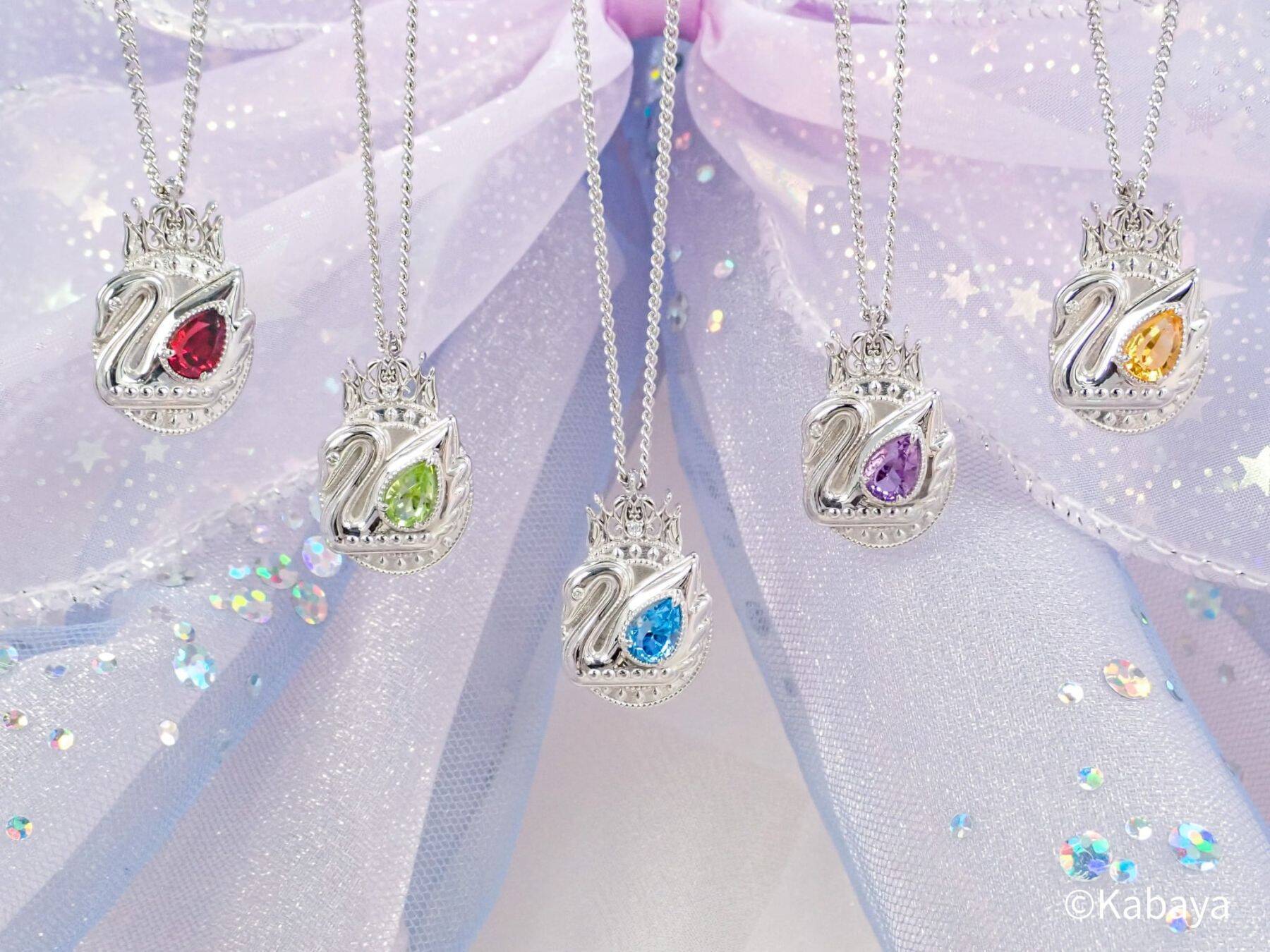 「大人のセボンスター×KARATZ」第4弾が7月30日発売！“スワン”を5色の天然宝石で再現した本格ティアラペンダント