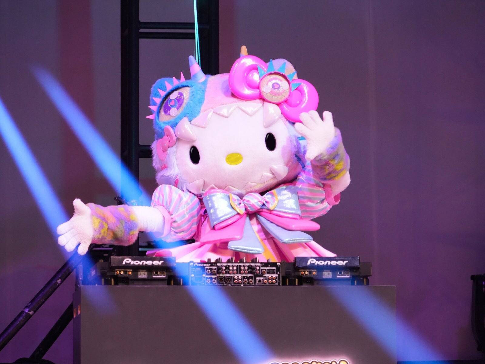 「PUROMONSTERSCRAMBLE」LABUBUがサンリオキャラと初共演！360度没入型ライブショー