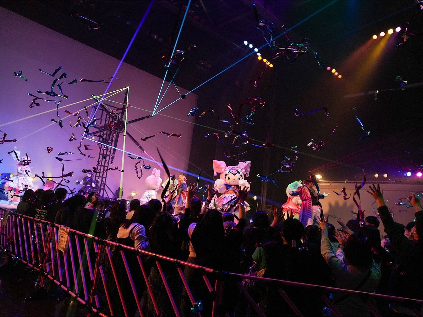 「PUROMONSTERSCRAMBLE」LABUBUがサンリオキャラと初共演！360度没入型ライブショー