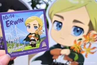 『進撃の巨人』×ニジゲンノモリでエルヴィン誕生日を祝おう！限定ステッカー数量限定配布中