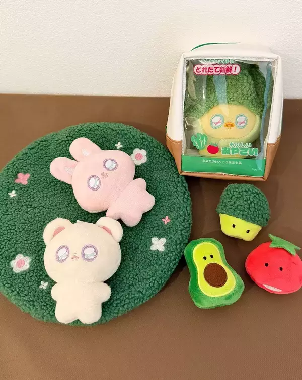 「「とれたて新鮮！推し野菜」サンキューマートで6月12日予約開始！ぬいの着ぐるみやぬいポーチ全12種が390円」の画像
