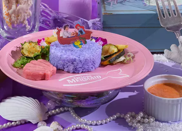 「『リトル・マーメイド』カフェが東京・大阪・名古屋に登場！キャラや名シーンの映えメニュー展開」の画像