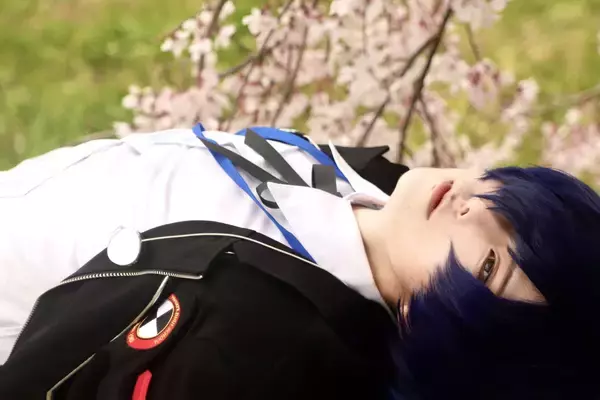 「桜の下で儚く横たわる『ペルソナ3』主人公コスプレが美しすぎる→実際の撮影風景は……「勇者になんてことさせてんだ」」の画像
