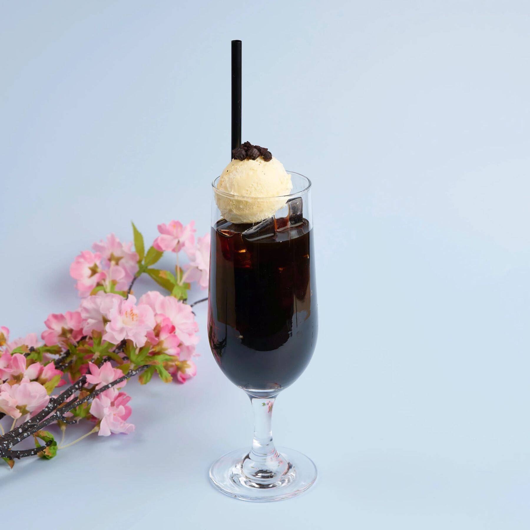 『薬屋のひとりごと』× and GALLERYコラボカフェが4月4日より全国4都市で開催決定！猫猫と壬氏が花に囲まれた美しいビジュアル公開