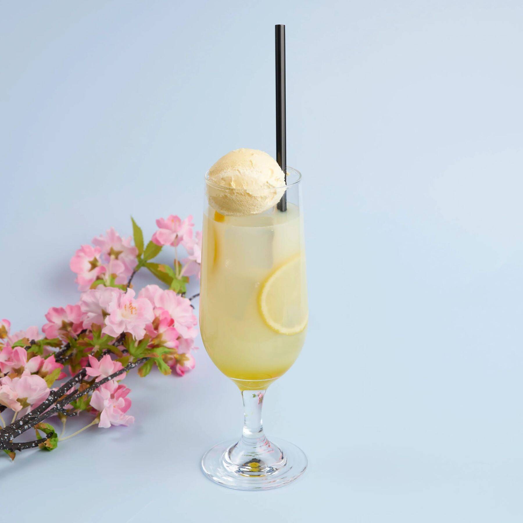 『薬屋のひとりごと』× and GALLERYコラボカフェが4月4日より全国4都市で開催決定！猫猫と壬氏が花に囲まれた美しいビジュアル公開