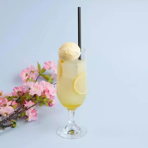 「『薬屋のひとりごと』× and GALLERYコラボカフェが4月4日より全国4都市で開催決定！猫猫と壬氏が花に囲まれた美しいビジュアル公開」の画像