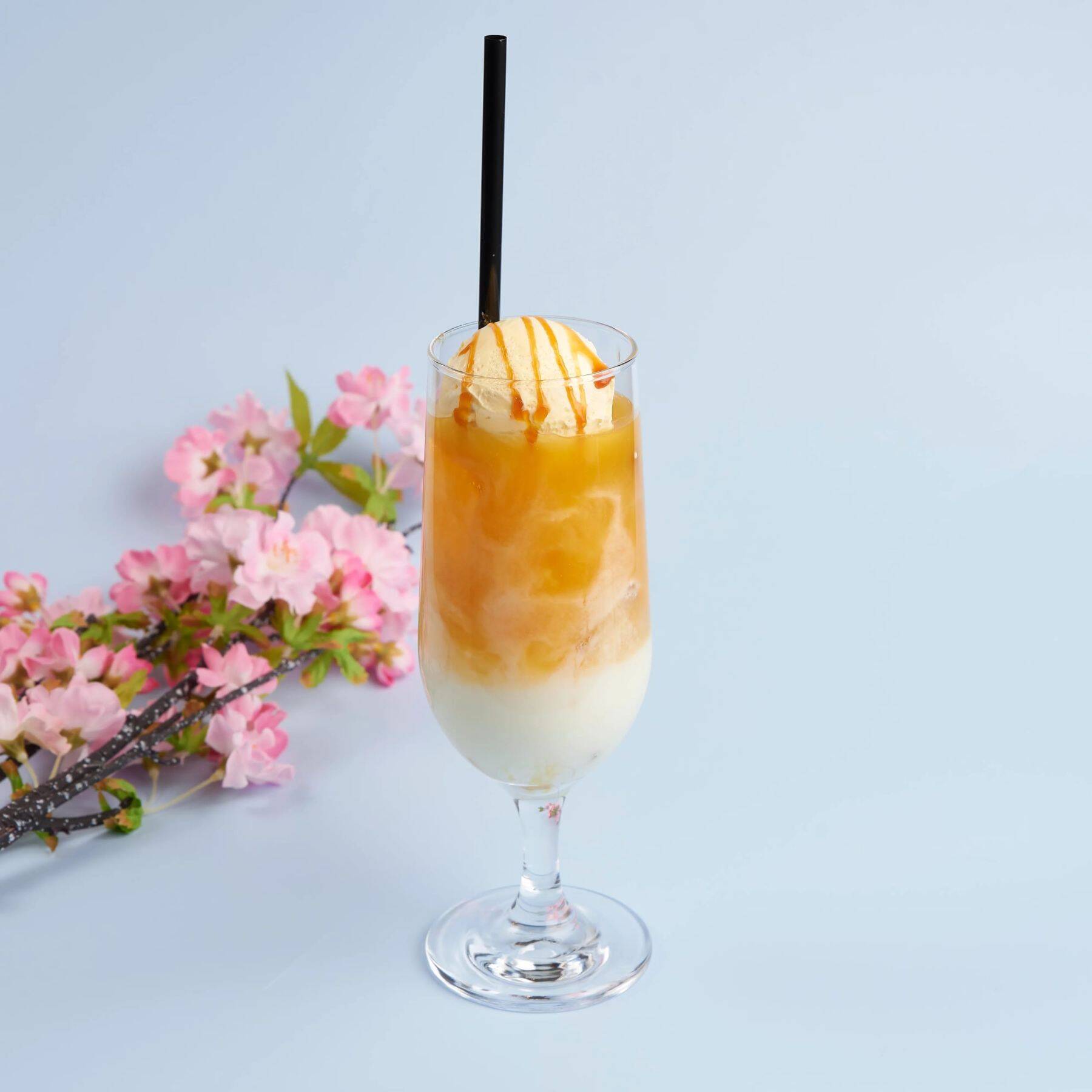 『薬屋のひとりごと』× and GALLERYコラボカフェが4月4日より全国4都市で開催決定！猫猫と壬氏が花に囲まれた美しいビジュアル公開