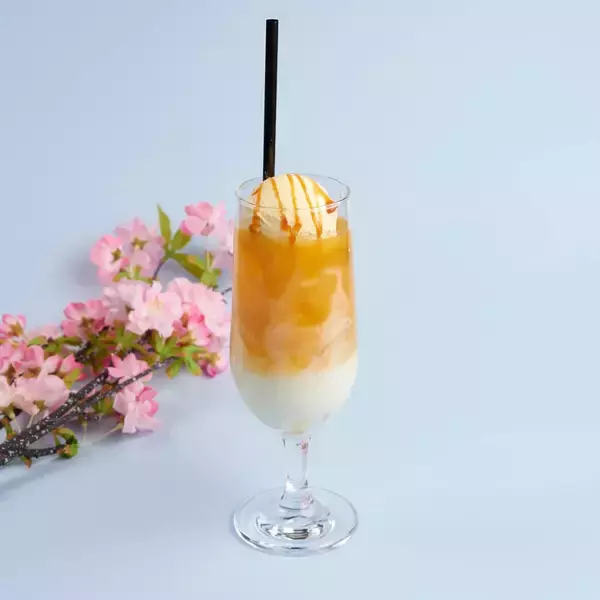 「『薬屋のひとりごと』× and GALLERYコラボカフェが4月4日より全国4都市で開催決定！猫猫と壬氏が花に囲まれた美しいビジュアル公開」の画像