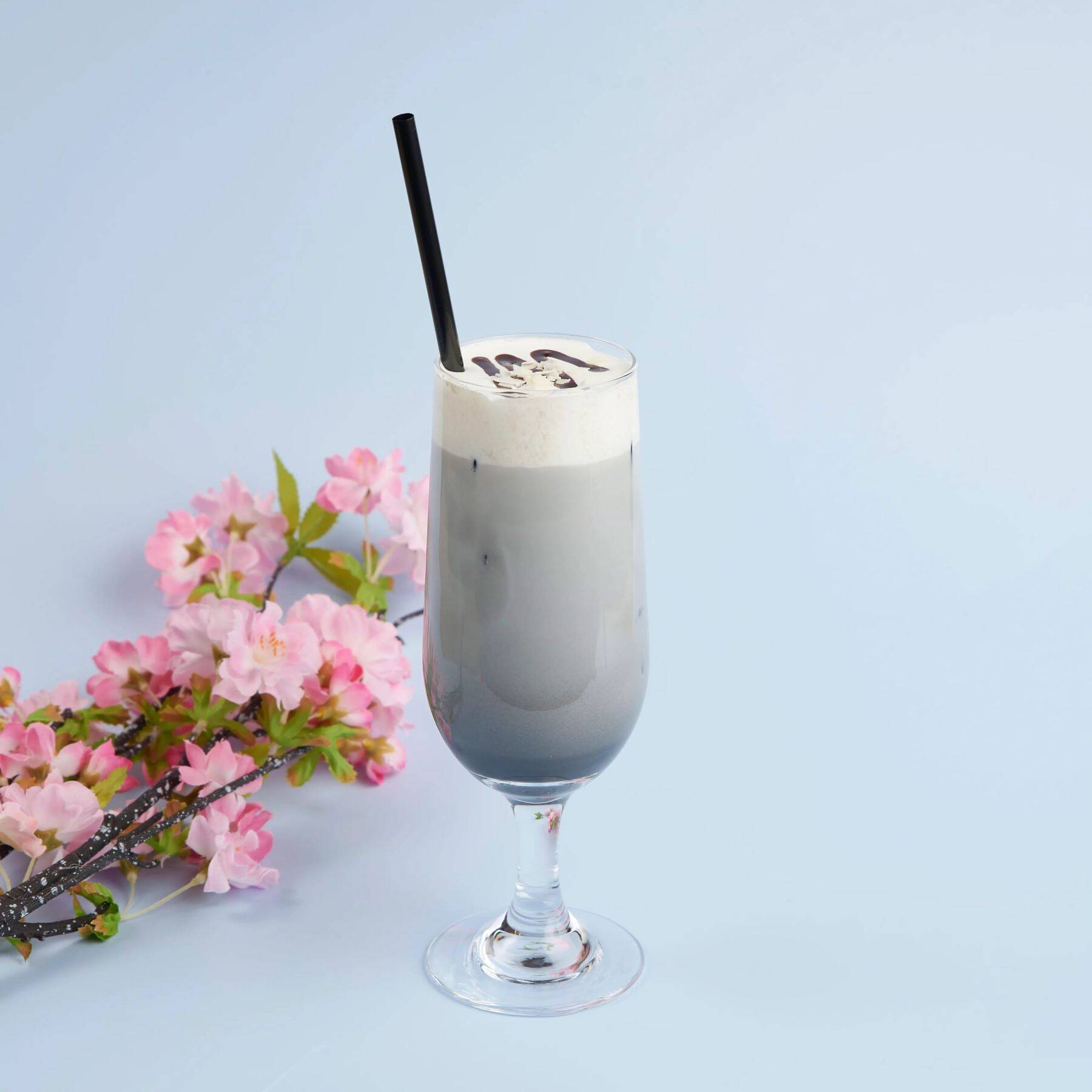 『薬屋のひとりごと』× and GALLERYコラボカフェが4月4日より全国4都市で開催決定！猫猫と壬氏が花に囲まれた美しいビジュアル公開