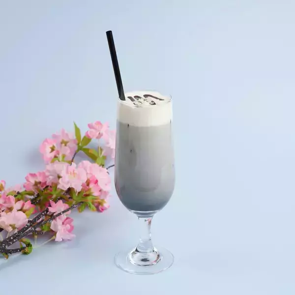 「『薬屋のひとりごと』× and GALLERYコラボカフェが4月4日より全国4都市で開催決定！猫猫と壬氏が花に囲まれた美しいビジュアル公開」の画像