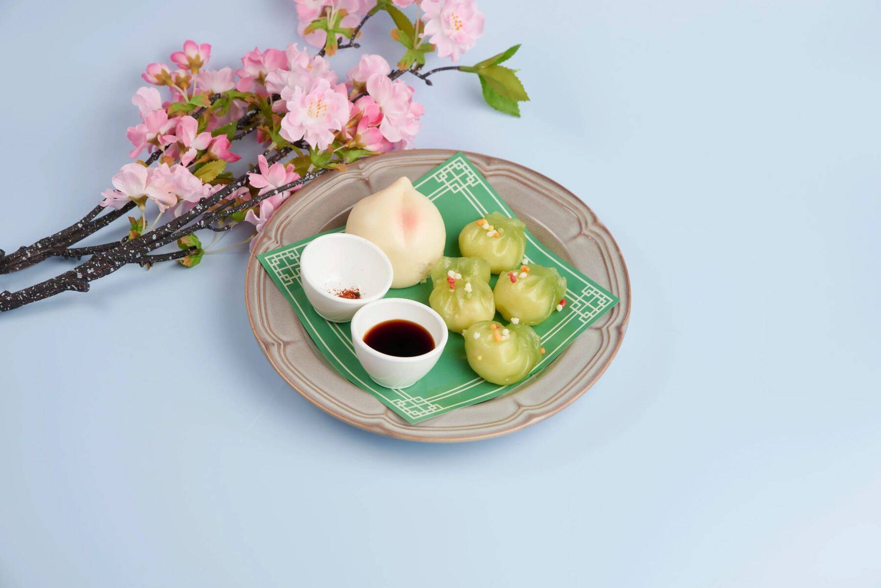 『薬屋のひとりごと』× and GALLERYコラボカフェが4月4日より全国4都市で開催決定！猫猫と壬氏が花に囲まれた美しいビジュアル公開