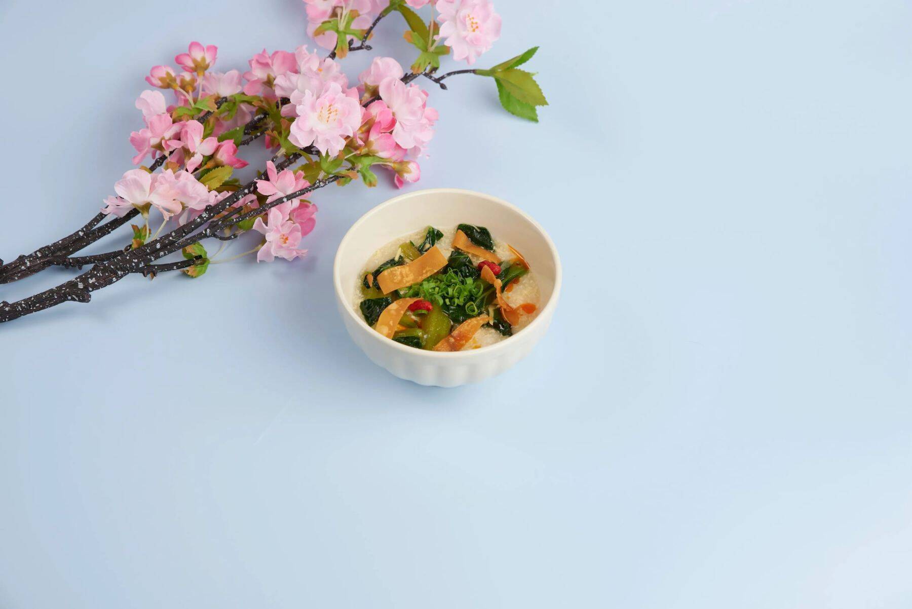 『薬屋のひとりごと』× and GALLERYコラボカフェが4月4日より全国4都市で開催決定！猫猫と壬氏が花に囲まれた美しいビジュアル公開