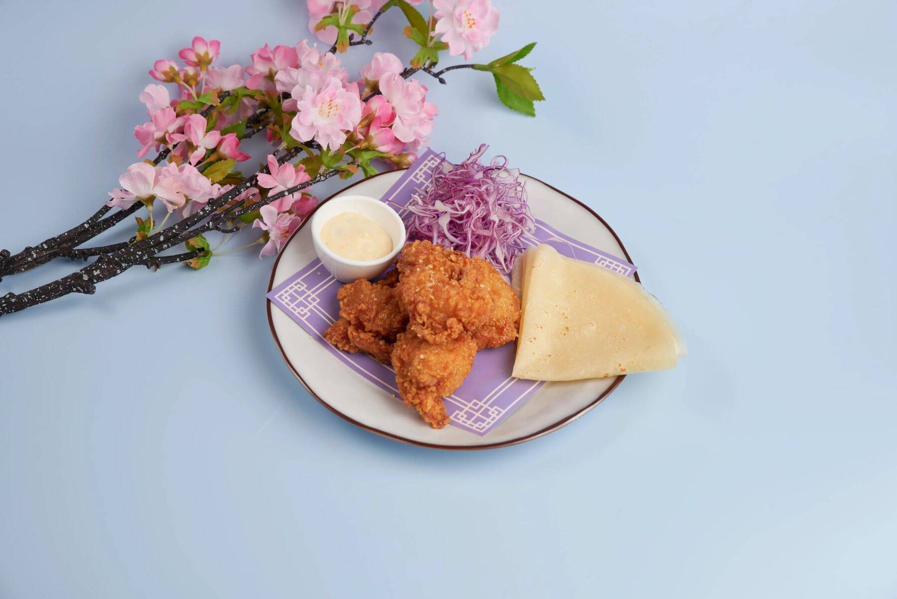 『薬屋のひとりごと』× and GALLERYコラボカフェが4月4日より全国4都市で開催決定！猫猫と壬氏が花に囲まれた美しいビジュアル公開