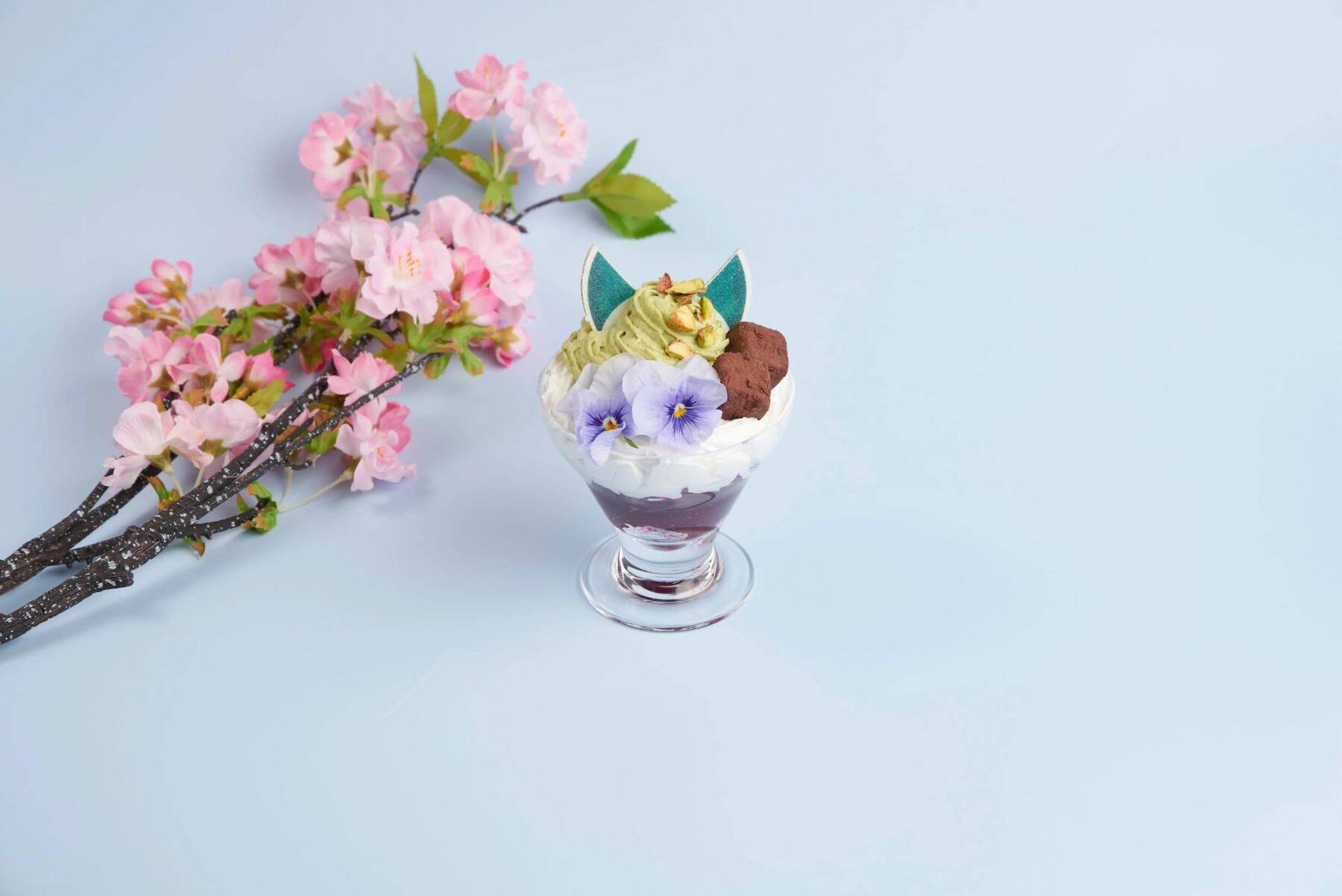 『薬屋のひとりごと』× and GALLERYコラボカフェが4月4日より全国4都市で開催決定！猫猫と壬氏が花に囲まれた美しいビジュアル公開