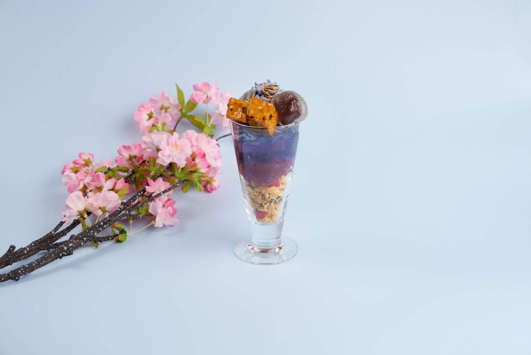 『薬屋のひとりごと』× and GALLERYコラボカフェが4月4日より全国4都市で開催決定！猫猫と壬氏が花に囲まれた美しいビジュアル公開