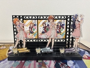 ダイソー「アクスタステージ」がアイドル・バンドキャラのアクスタと相性抜群で「ガチで神アイテム！」「クオリティーたけぇ」