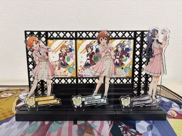 「ダイソー「アクスタステージ」がアイドル・バンドキャラのアクスタと相性抜群で「ガチで神アイテム！」「クオリティーたけぇ」」の画像