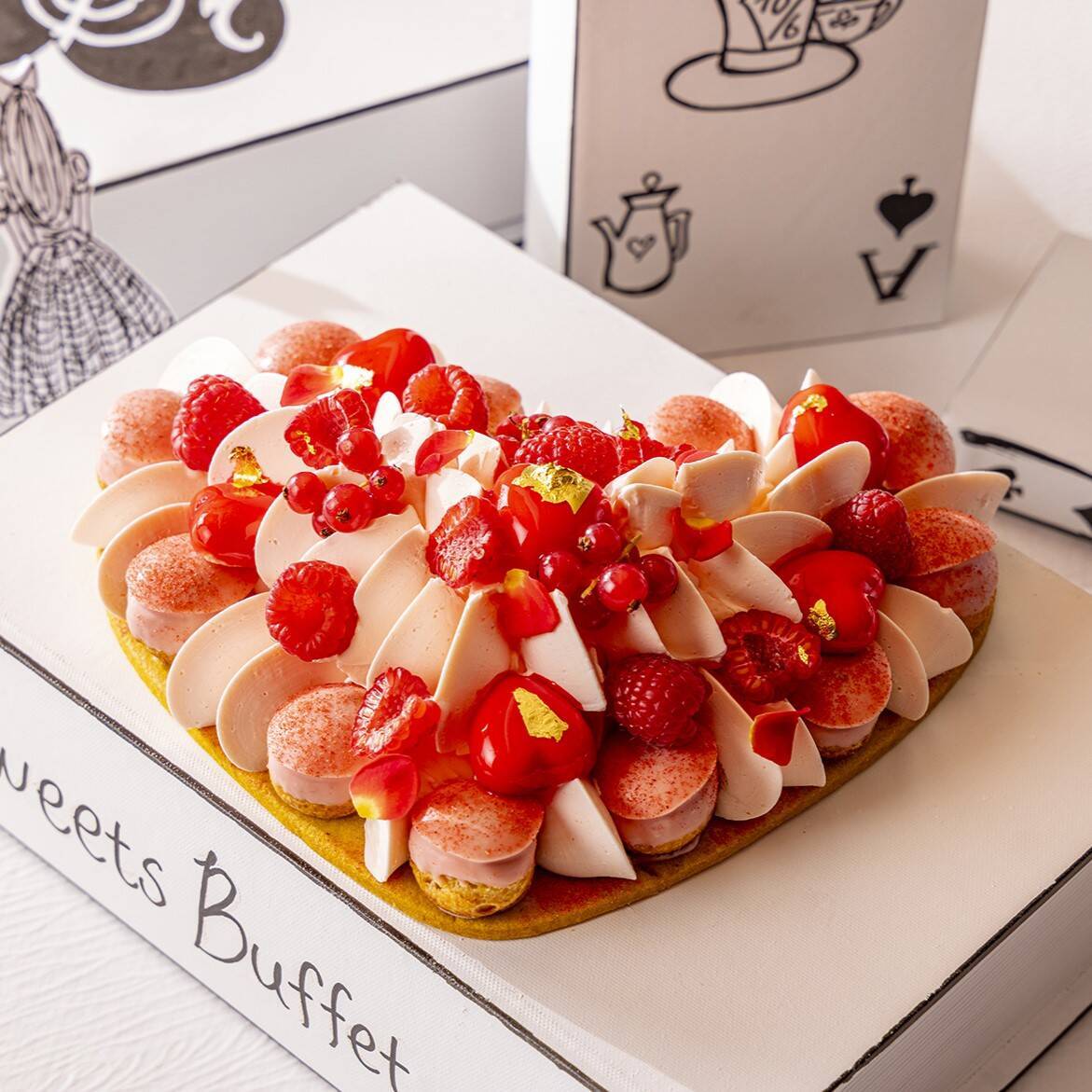 『不思議の国のアリス』スイーツビュッフェがヒルトン東京で開催！モノクロ2次元風デコと鮮やかなスイーツの没入感