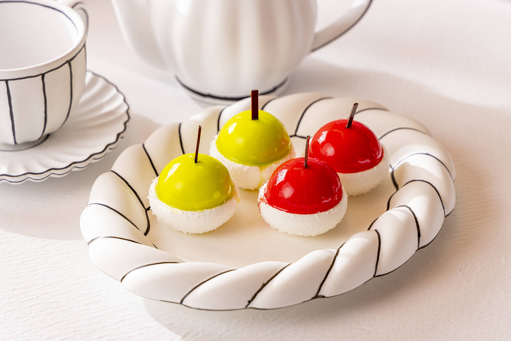 『不思議の国のアリス』スイーツビュッフェがヒルトン東京で開催！モノクロ2次元風デコと鮮やかなスイーツの没入感