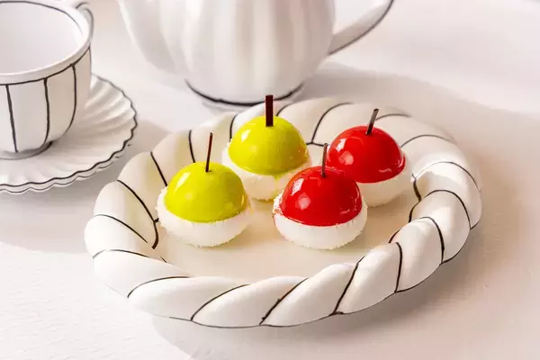 「『不思議の国のアリス』スイーツビュッフェがヒルトン東京で開催！モノクロ2次元風デコと鮮やかなスイーツの没入感」の画像