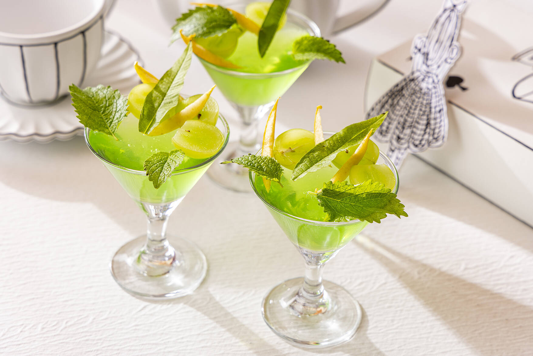 『不思議の国のアリス』スイーツビュッフェがヒルトン東京で開催！モノクロ2次元風デコと鮮やかなスイーツの没入感