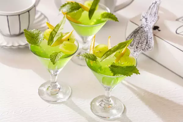 「『不思議の国のアリス』スイーツビュッフェがヒルトン東京で開催！モノクロ2次元風デコと鮮やかなスイーツの没入感」の画像