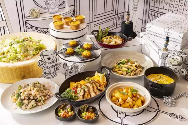 「『不思議の国のアリス』スイーツビュッフェがヒルトン東京で開催！モノクロ2次元風デコと鮮やかなスイーツの没入感」の画像