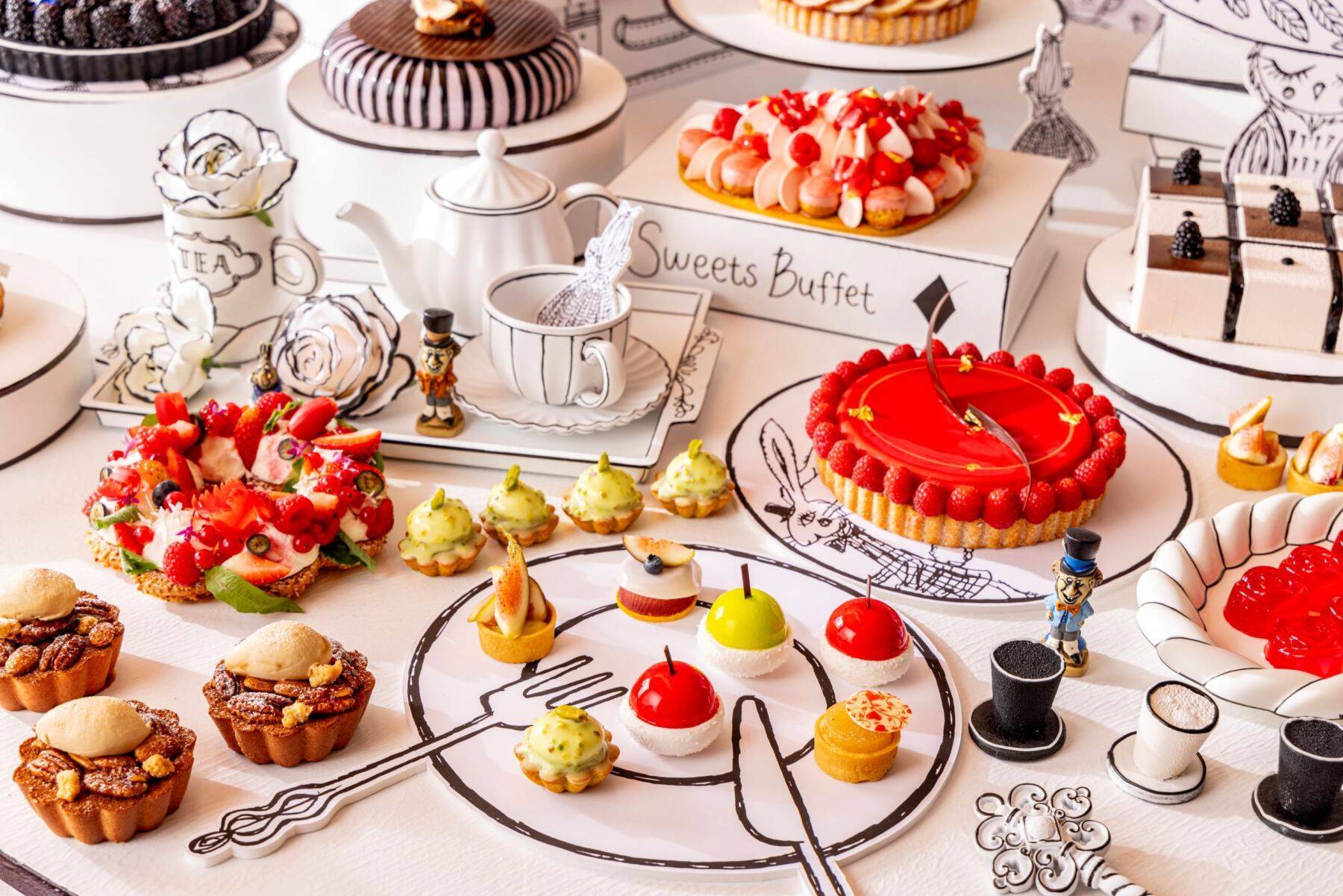 『不思議の国のアリス』スイーツビュッフェがヒルトン東京で開催！モノクロ2次元風デコと鮮やかなスイーツの没入感