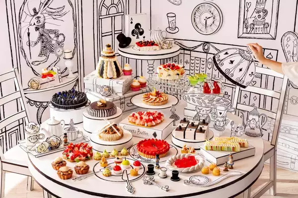 「『不思議の国のアリス』スイーツビュッフェがヒルトン東京で開催！モノクロ2次元風デコと鮮やかなスイーツの没入感」の画像