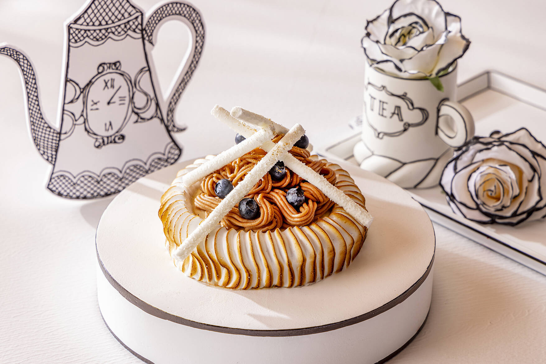 『不思議の国のアリス』スイーツビュッフェがヒルトン東京で開催！モノクロ2次元風デコと鮮やかなスイーツの没入感