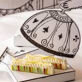 「『不思議の国のアリス』スイーツビュッフェがヒルトン東京で開催！モノクロ2次元風デコと鮮やかなスイーツの没入感」の画像4