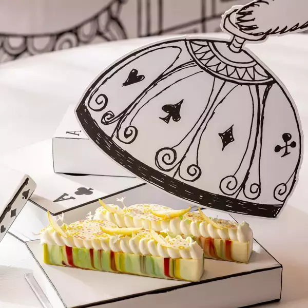 「『不思議の国のアリス』スイーツビュッフェがヒルトン東京で開催！モノクロ2次元風デコと鮮やかなスイーツの没入感」の画像