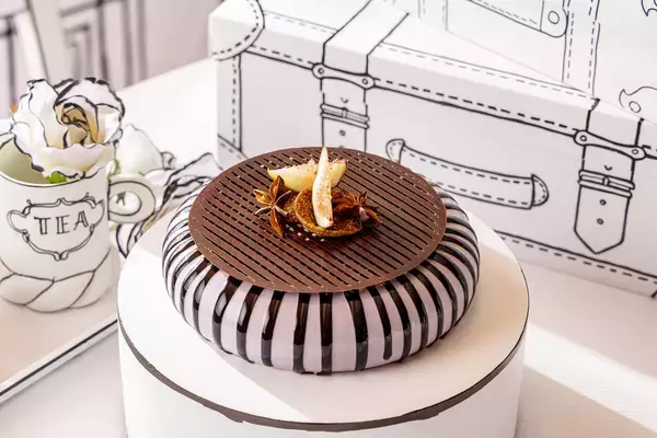 「『不思議の国のアリス』スイーツビュッフェがヒルトン東京で開催！モノクロ2次元風デコと鮮やかなスイーツの没入感」の画像