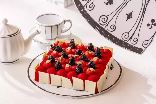 「『不思議の国のアリス』スイーツビュッフェがヒルトン東京で開催！モノクロ2次元風デコと鮮やかなスイーツの没入感」の画像