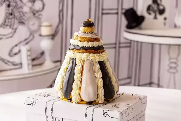 「『不思議の国のアリス』スイーツビュッフェがヒルトン東京で開催！モノクロ2次元風デコと鮮やかなスイーツの没入感」の画像